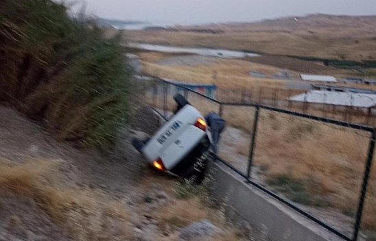Otomobil şarampole yuvarlandı