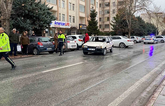 Kaza geçiren çocuğa vatandaşlardan anlamlı davranış