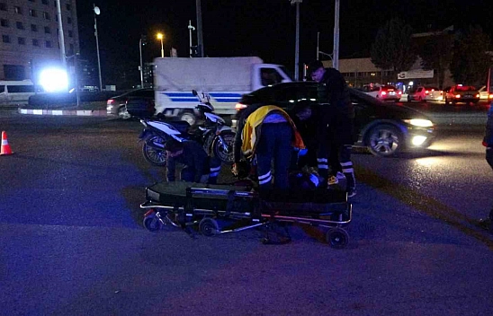 Otomobille çarpışan motokurye yaralandı