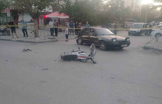 Otomobille çarpışan motosikletteki 2 genç ağır yaralandı