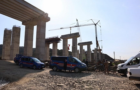Otoyol inşaatında vinç devrildi: 1 ölü
