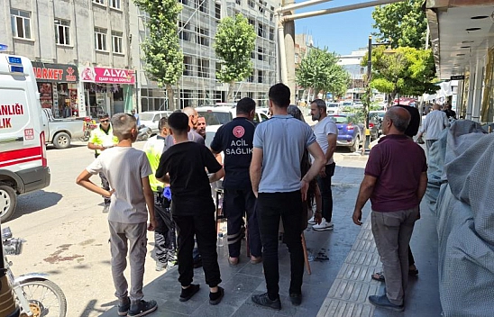 Panelvan araç ile motosiklet çarpıştı: Anne ve 2 çocuğu yaralandı