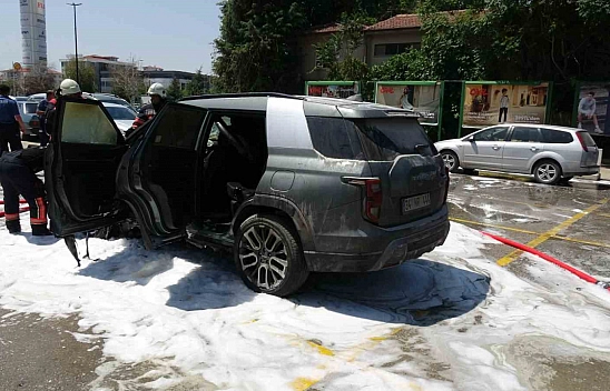 Malatya'da park halindeki bir anda alev aldı araç