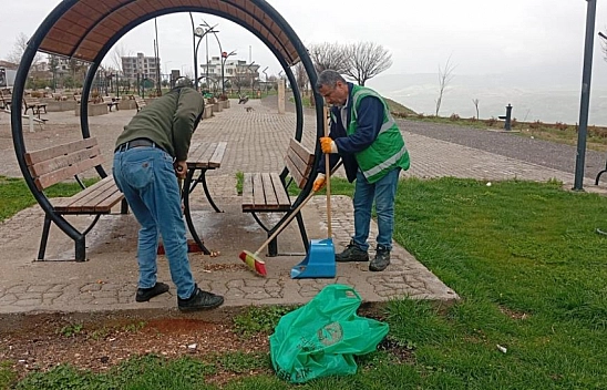 Park ve yeşil alanlarda temizlik çalışması başladı