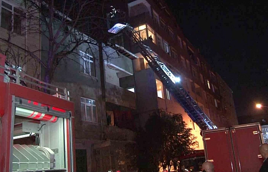 Binanın çatısı alev alev yandı