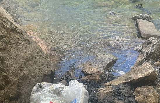 Piknik alanına bırakılan çöpler vatandaşın tepkisine yol açtı