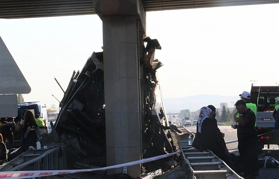 Polatlı'da Feci Kaza: Yolcu Otobüsü Köprü Ayağına Çarptı, 11 Ölü, 24 Yaralı