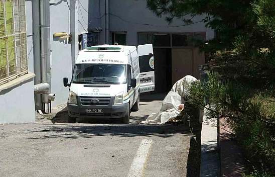 Pres makinesine sıkıştı hayatını kaybetti