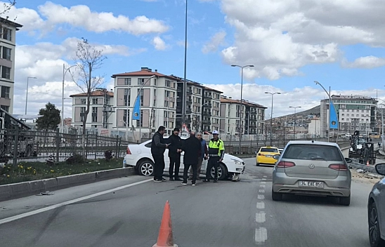 Refüje çarpan otomobil Malatya'da trafiği aksattı
