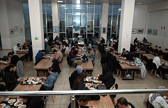 Rektör, orucunu öğrencilerle birlikte açtı