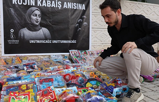 Rojin Kabaiş anısına, çocuklara oyuncak dağıtıldı