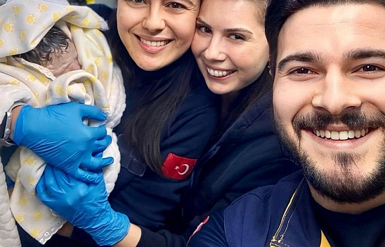 Gözlerini ambulansta açtı