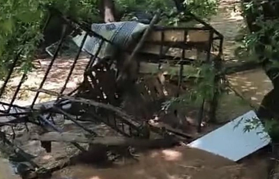 Sağanak yağış hayatı olumsuz etkiledi