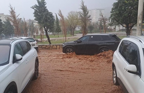 Sağanak yağış sele neden oldu
