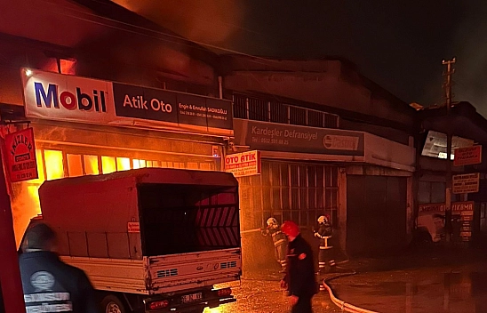 Oto tamirci dükkanı alev alev yandı
