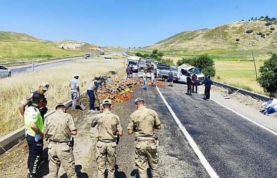 Sebze yüklü kamyonetin tekeri patladı: Yol trafiğe kapatıldı