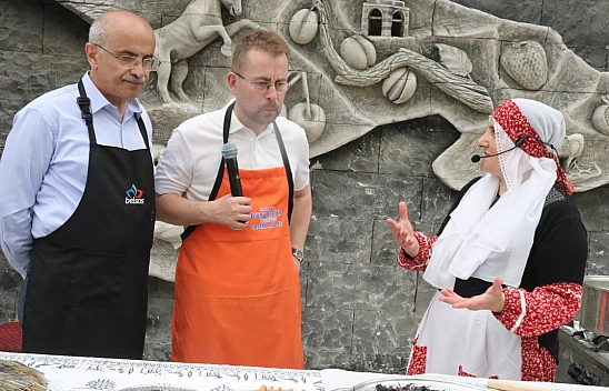 Şef Ömür Akkor, Malatya'da Mor Reyhan Şerbeti Yaptı!