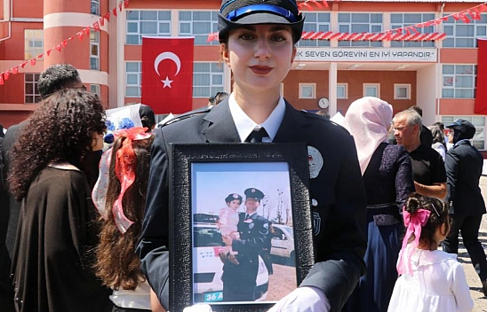 Şehit babasının izinden giderek polis oldu
