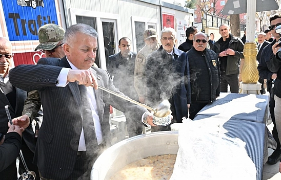Şehitler anısına aşure dağıtıldı