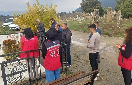 Şehitler kabirleri başında dualarla anıldı
