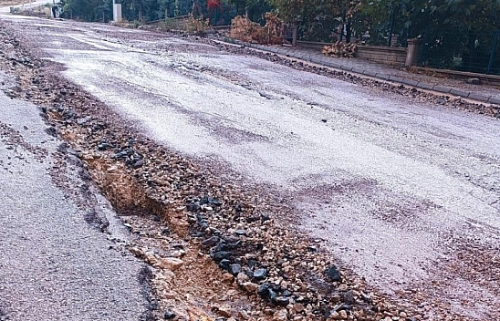 Sel suları karayolunu parçaladı! Asfalt yerinden söküldü