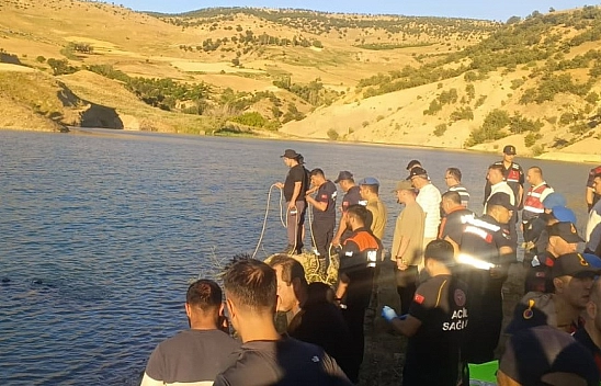 Serinlemek için girdiği gölette boğuldu