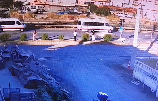Servis aracı tur minibüsüne çarptı!