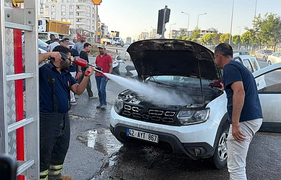 Seyir halindeki araç alev alev yandı