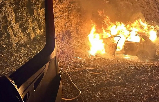 Seyir halindeki otomobil alev aldı