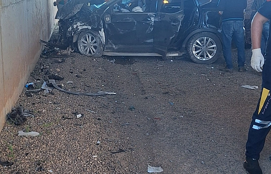 Seyir halindeki otomobil alt geçitte duvara çarptı: 5 yaralı