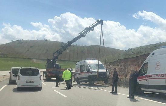 Hasta taşıyan ambulans devrildi