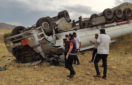 Petrol yüklü tanker devrildi!