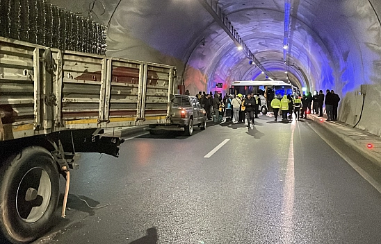 Sivas-Malatya yolunda midibüs tıra arkadan çarptı: 10 yaralı
