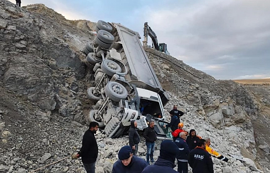 Taş ocağında kamyon devrildi, sürücüsü yaralandı