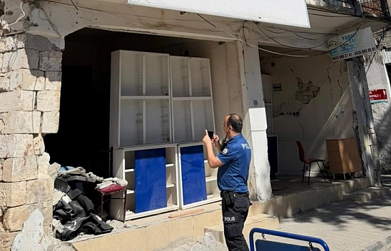 Tehlike saçan metruk bina vatandaşları korkutuyor
