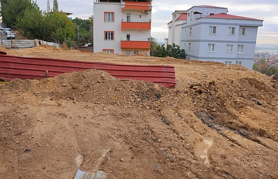 Temel kazısında çöken alan ve yol toprakla dolduruldu