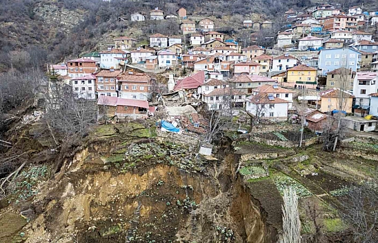 Tokat'ta heyelan! Çok sayıda yapı risk altında