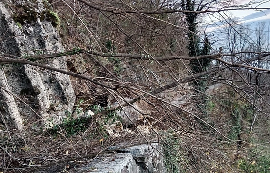 Kayalar yolu ulaşıma kapattı