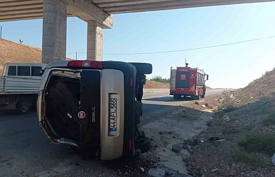 Malatya-Sivas Yolu'nda Kaza: Hafif Ticari Araç Devrildi