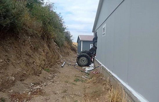 Traktör evin duvarını yıktı: 8 yaşındaki çocuk yaralandı