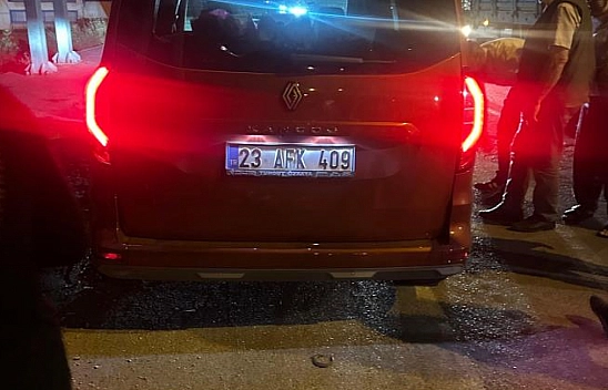 Traktör ile hafif ticari araç çarpıştı: 1 yaralı