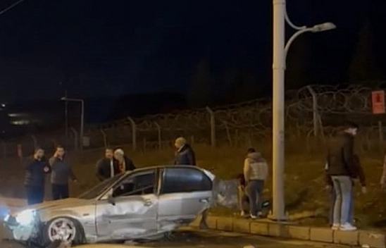 Otomobil ikiye bölündü 3 yaralı