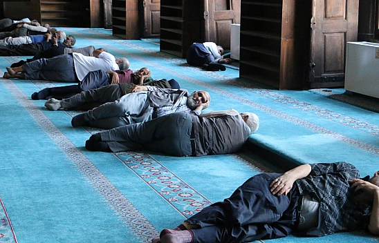 Turistler sıcak havadan korunmak için camilere sığındı