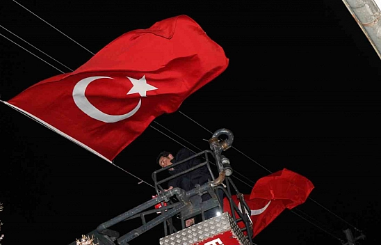 Türk bayrakları asıldı