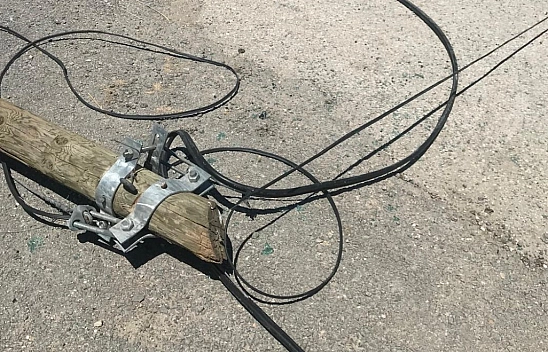 Türk Telekom Malatya'da direği unuttu | 3 gündür yolda yatıyor….!