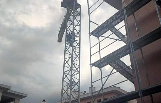 Ücretlerini alamayan işçiler vince çıktı