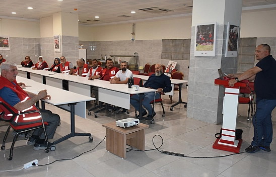 Üreticilere yeni gelir kaynağı: Malatya'da kayısıya alternatif çilek bahçesi projesi!