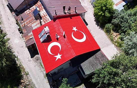Vatan sevgisini evinin çatısına işledi