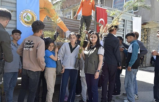 Vatandaşlara bin 500 adet fidan dağıtıldı