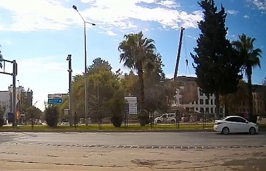 Vinçten düşen beton blok korkuttu
